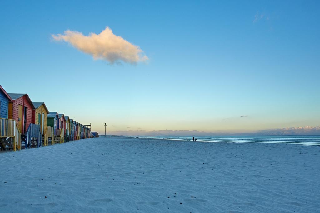 Surferscorner Self Catering Apartments Muizenberg Exterior photo
