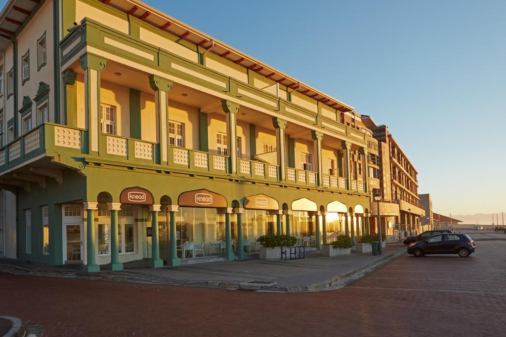 Surferscorner Self Catering Apartments Muizenberg Exterior photo