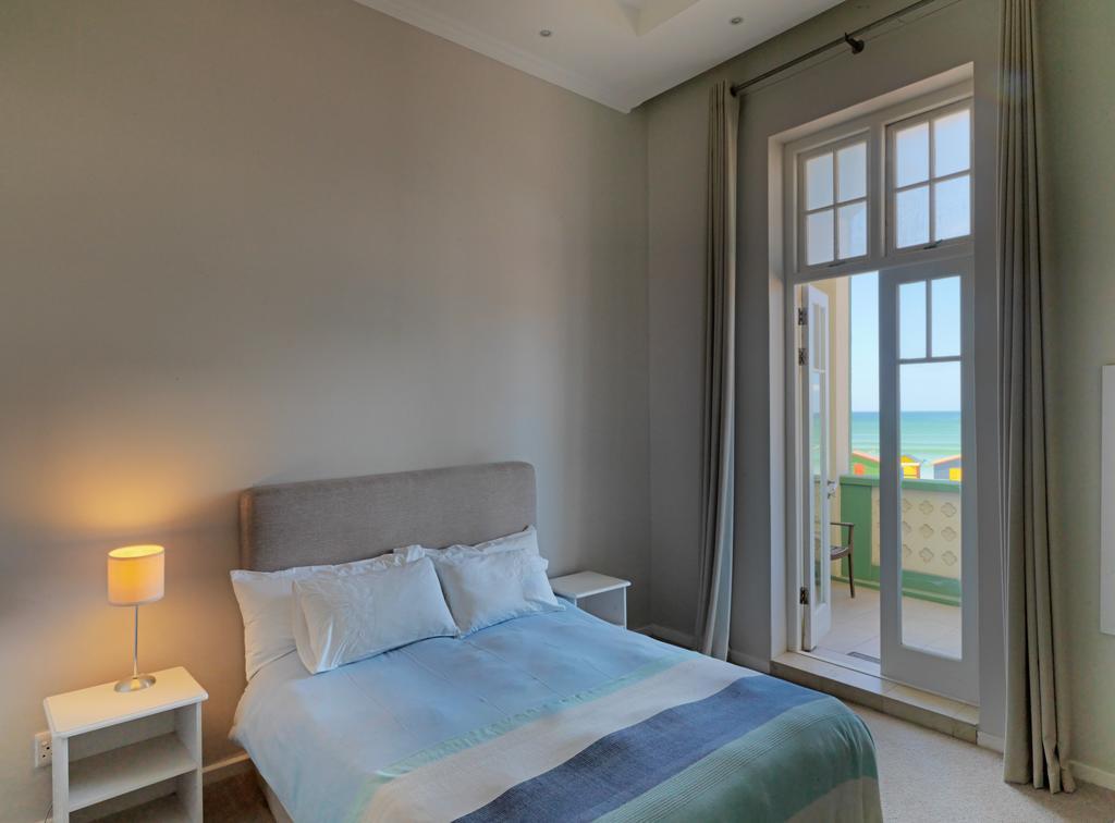 Surferscorner Self Catering Apartments Muizenberg Exterior photo