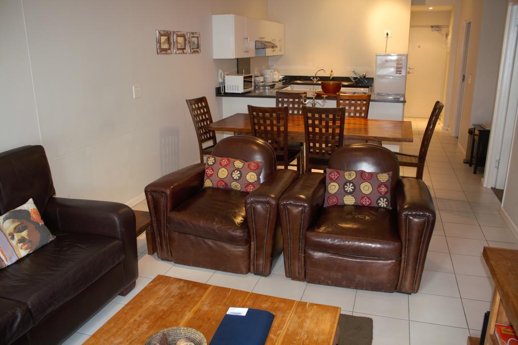 Surferscorner Self Catering Apartments Muizenberg Exterior photo