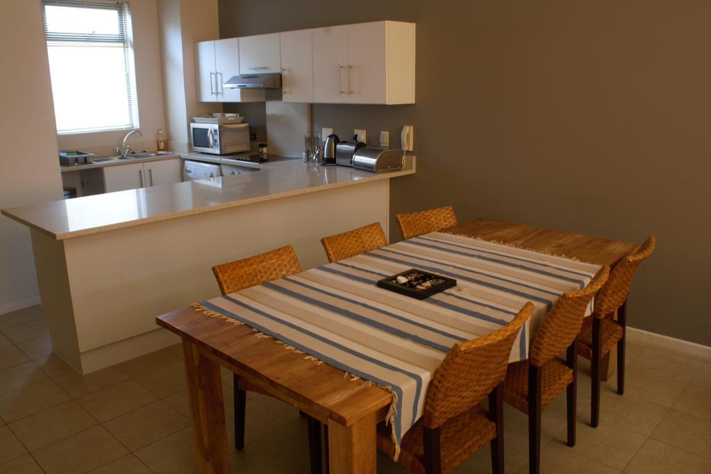 Surferscorner Self Catering Apartments Muizenberg Exterior photo